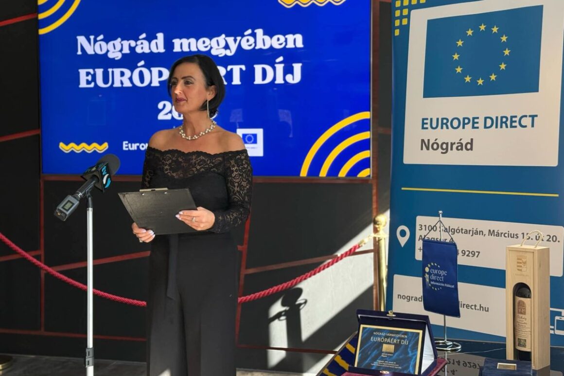 Fenyvesiné Mester Erika, a Europe Direct Nógrád Információs Iroda vezetője beszédet mond a a „Nógrád megyében Európáért Díj” sajtódíjának átadásán, 2025. március 19-én. (Fotó: Fenyvesi Gábor | Facebook)