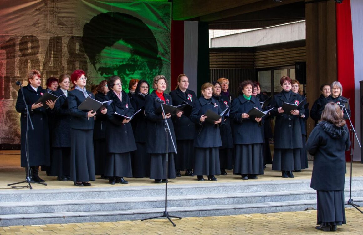 A füleki Melódia Női Kar előadása az 1848-49-es forradalom és szabadságharc évfordulója alkalmából rendezett városi ünnepségen Salgótarjánban, a Múzeum téren 2025. március 15-én. (Fotó: Kreicsi Bálint | Facebook)
