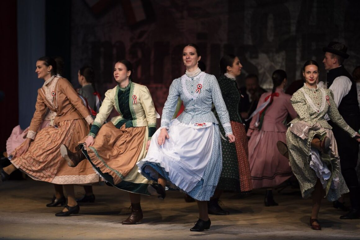 A Nógrád Táncegyüttes előadása az 1848-49-es forradalom és szabadságharc évfordulója alkalmából rendezett városi ünnepségen Salgótarjánban, a Múzeum téren 2025. március 15-én. (Fotó: Kreicsi Bálint | Facebook)