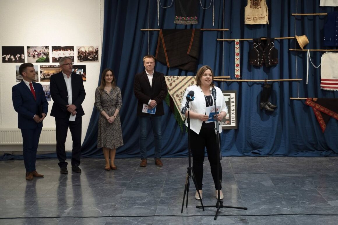 Shah Gabriella, a Dornyay Béla Múzeum igazgatója a Fél évszázad lépései – A próbateremtől a színpadig című kiállítás megnyitóján, 2025. május 16-án. (Fotó: Nógrád Táncegyüttes/Hegedűs Márk)
