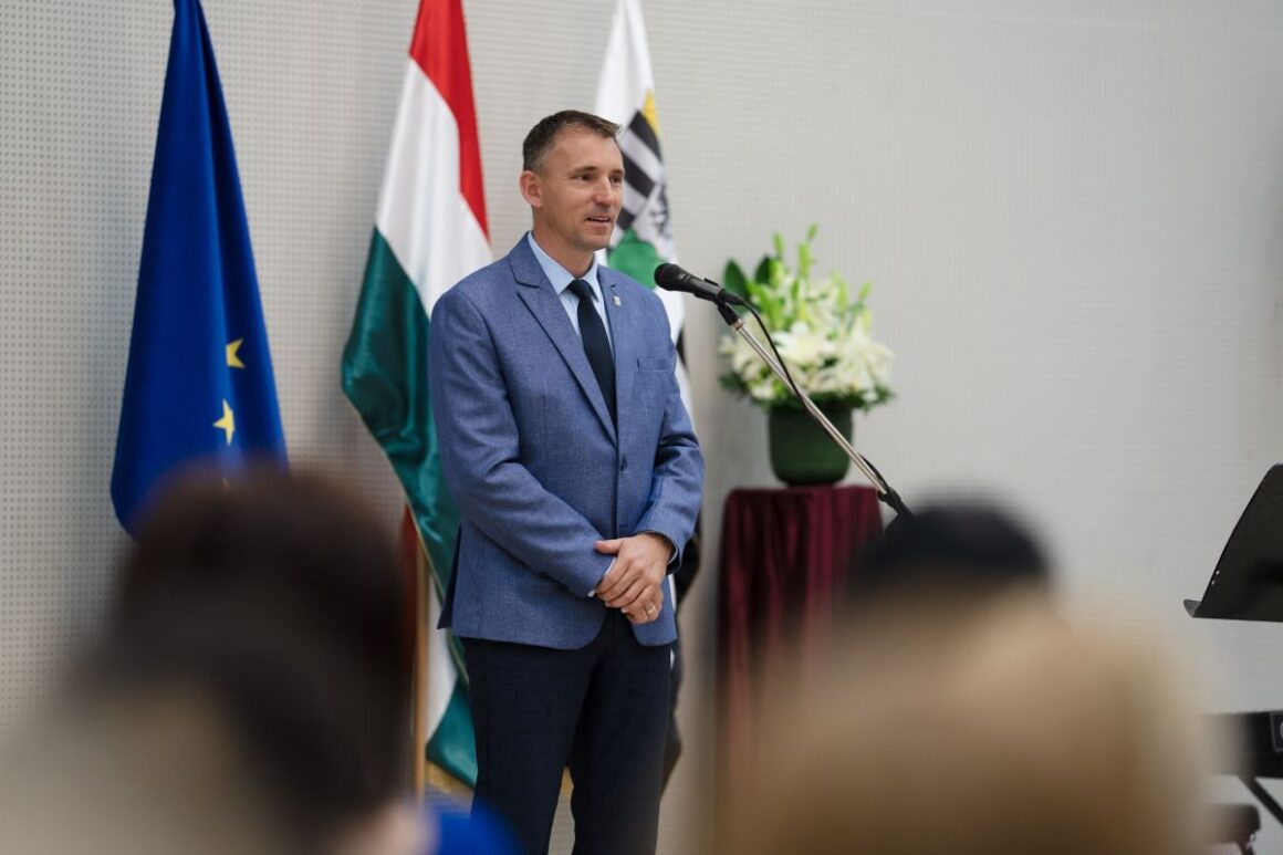 Kreicsi Bálint polgármester köszöntőt mond a salgótarjáni Városi Pedagógusnapon, 2025. június 5-én (Fotó: Salgótarjáni Rendezvény- és Médiaközpont Nonprofit Kft. | Facebook)