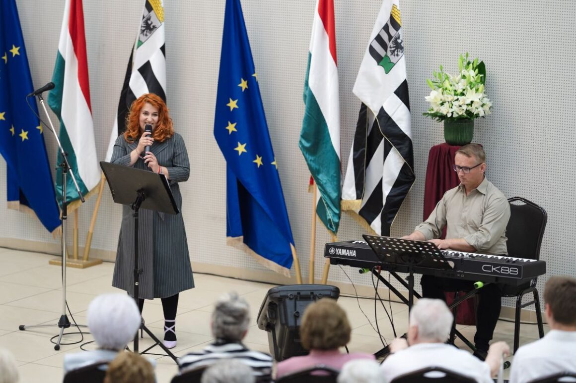 Németh Anna és Gonda László műsora a salgótarjáni Városi Pedagógusnapon, 2025. június 5-én (Fotó: Salgótarjáni Rendezvény- és Médiaközpont Nonprofit Kft. | Facebook)