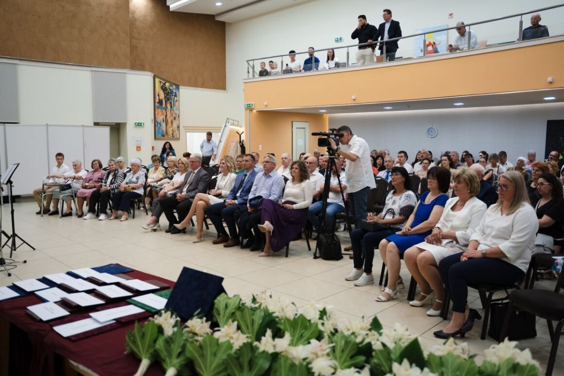 2025. június 5-én rendezték meg a salgótarjáni Városi Pedagógusnapot a Civil és Ifjúsági Ház konferenciatermében (Fotó: Salgótarjáni Rendezvény- és Médiaközpont Nonprofit Kft. | Facebook)