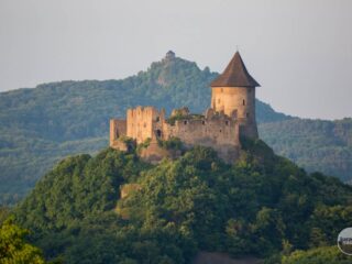 Illusztráció: Salgó vára a távolban, a somoskői vár mögött (karancs-medves.info fotó: Drexler Szilárd)