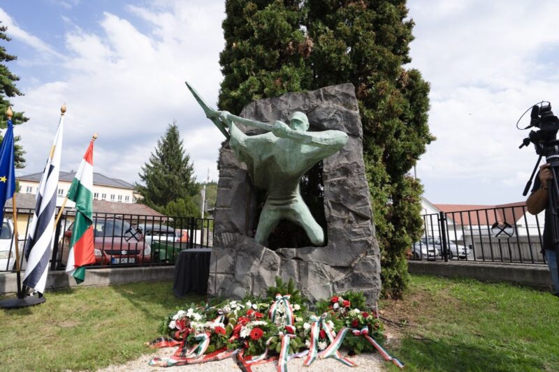 Városi koszorúzási ünnepséget rendeztek a 75. Bányásznap alkalmából Salgótarjánban, 2025. szeptember 5-én. (Fotó: Salgótarjáni Rendezvény-, Média- és Művelődési Központ Nonprofit Kft. | Facebook)