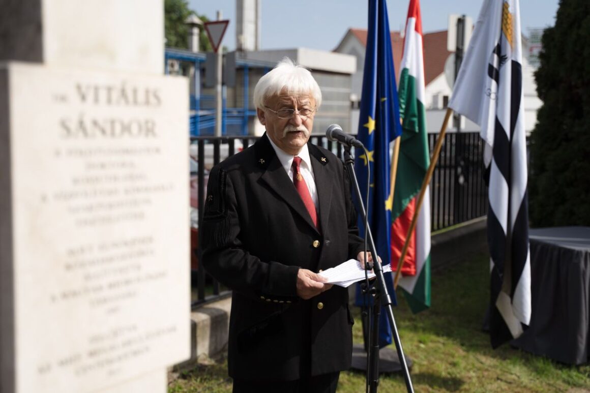 Dobor István, a Nógrád Vármegyei Bányász Nyugdíjas Szakszervezeti Bizottság elnöke beszédet mond a 75. Bányásznap alkalmából rendezett salgótarjáni koszorúzási ünnepségen, a Bányamúzeum udvarán, 2025. szeptember 5-én. (Fotó: Salgótarjáni Rendezvény-, Média- és Művelődési Központ Nonprofit Kft. | Facebook)