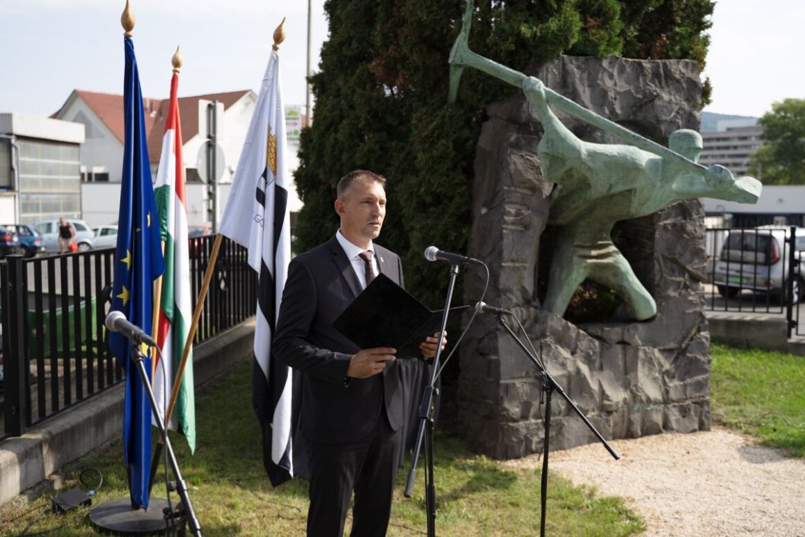 Kreicsi Bálint polgármester beszédet mond a 75. Bányásznap alkalmából rendezett salgótarjáni koszorúzási ünnepségen, a Bányamúzeum udvarán, 2025. szeptember 5-én. (Fotó: Salgótarjáni Rendezvény-, Média- és Művelődési Központ Nonprofit Kft. | Facebook)