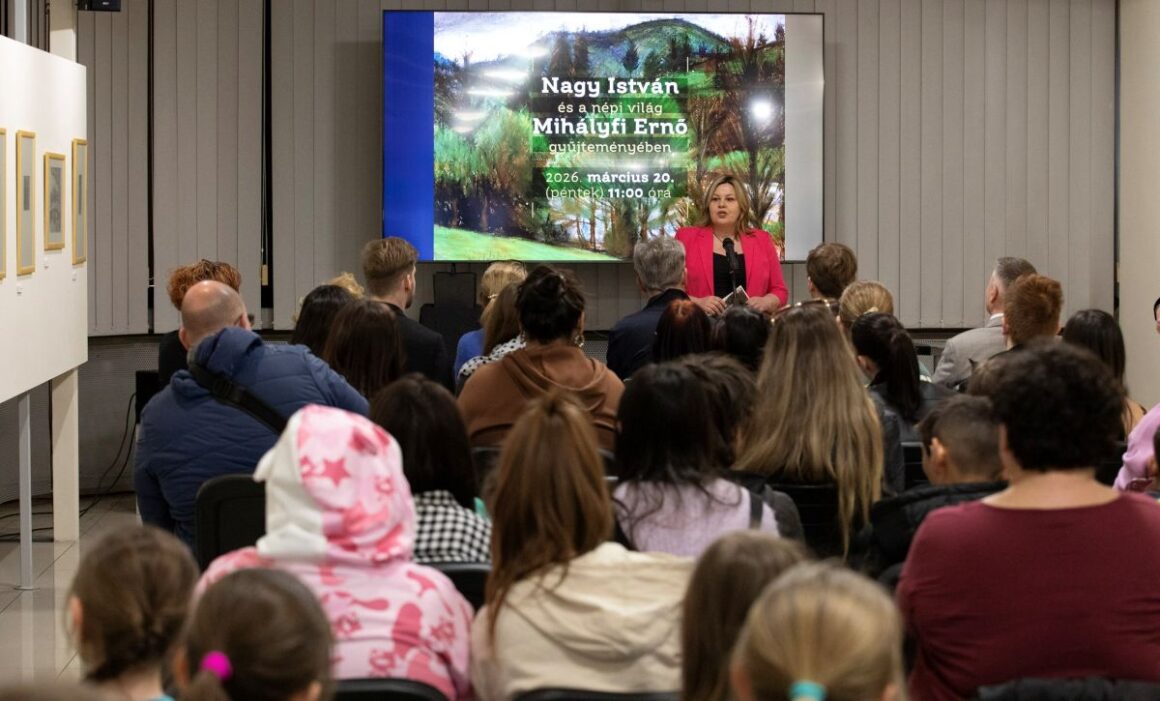Shah Gabriella, a Dornyay Béla Múzeum igazgatója a „Nagy István és a népi világ Mihályfi Ernő gyűjteményében” című tárlat megnyitóján a Dornyay Béla Múzeumban, 2026. március 20-án. (Fotó: Dornyay Béla Múzeum/Shah Timor | Facebook)