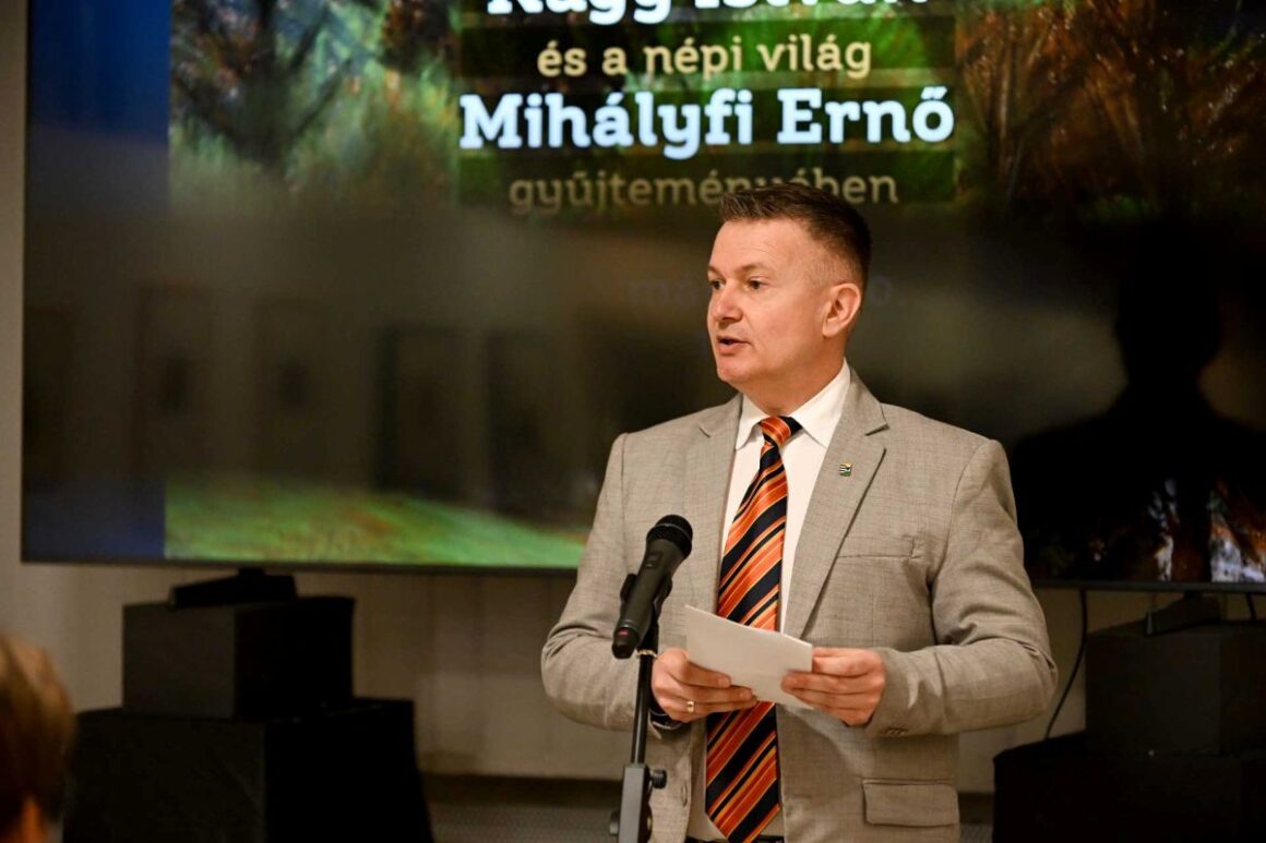 Fenyvesi Gábor, Salgótarján alpolgármestere a „Nagy István és a népi világ Mihályfi Ernő gyűjteményében” című tárlat megnyitóján a Dornyay Béla Múzeumban, 2026. március 20-án. (Fotó: Fenyvesi Gábor | Facebook)