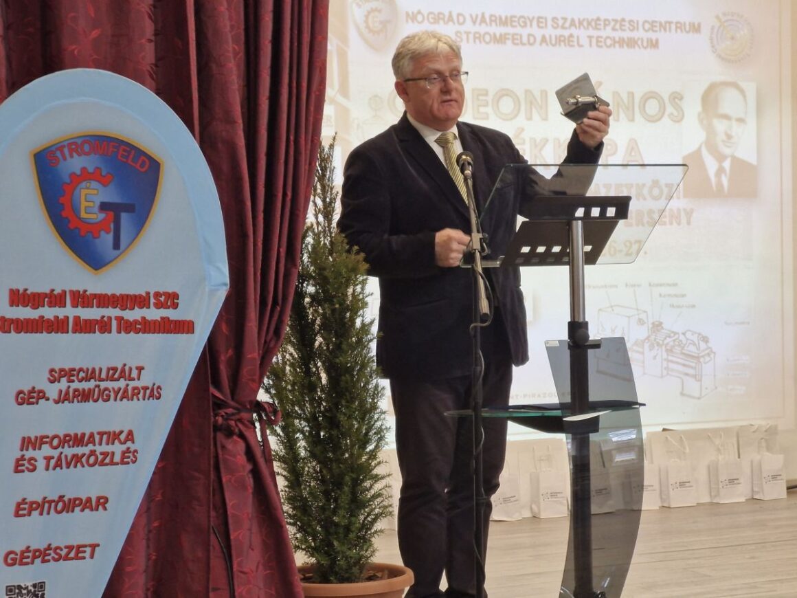 Baranyi Zoltán, a Nógrád Vármegyei Szakképzési Centrum főigazgatója a 6. Gedeon János Emlékkupa eredményhirdetésén az NVSZC Stromfeld Aurél Technikumban, 2026. március 27-én. (Fotó: Nógrád Vármegyei Szakképzési Centrum | Facebook)