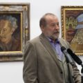 Szabó Tamás Munkácsy Mihály-díjas szobrász, festőművész a Kettős szemmel című tárlat megnyitóján a salgótarjáni Dornyay Béla Múzeumban, 2026. március 27-én. (Fotó: Dornyay Béla Múzeum | Facebook)