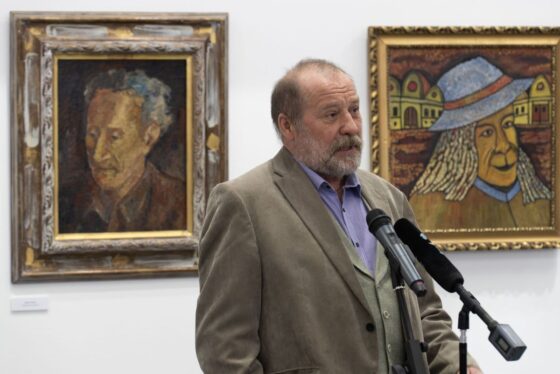 Szabó Tamás Munkácsy Mihály-díjas szobrász, festőművész a Kettős szemmel című tárlat megnyitóján a salgótarjáni Dornyay Béla Múzeumban, 2026. március 27-én. (Fotó: Dornyay Béla Múzeum | Facebook)