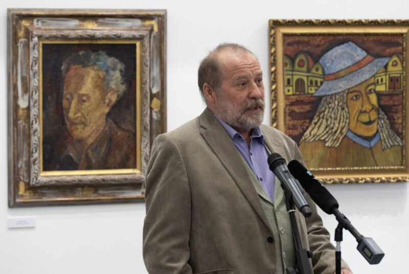 Szabó Tamás Munkácsy Mihály-díjas szobrász, festőművész a Kettős szemmel című tárlat megnyitóján a salgótarjáni Dornyay Béla Múzeumban, 2026. március 27-én. (Fotó: Dornyay Béla Múzeum | Facebook)