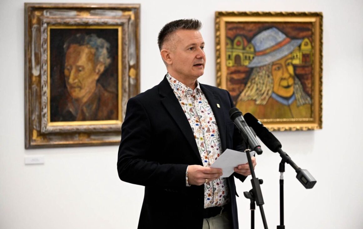 Fenyvesi Gábor, Salgótarján alpolgármestere a Kettős szemmel című tárlat megnyitóján a salgótarjáni Dornyay Béla Múzeumban, 2026. március 27-én. (Fotó: Fenyvesi Gábor | Facebook)