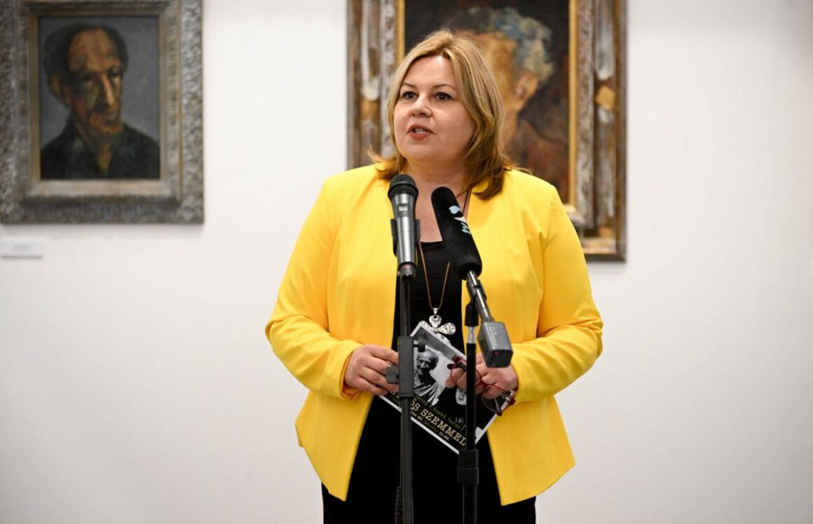 Shah Gabriella múzeumigazgató a Kettős szemmel című tárlat megnyitóján a salgótarjáni Dornyay Béla Múzeumban, 2026. március 27-én. (Fotó: Fenyvesi Gábor | Facebook)