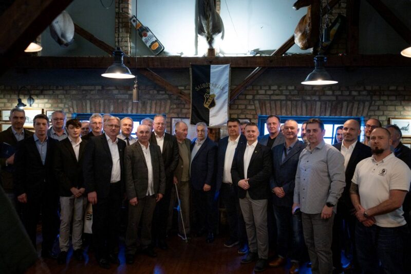 Orbán Viktor miniszterelnök és Lázár János építési és közlekedési miniszter az SBTC Egyesületnél tett látogatást Salgótarjánban, 2026. március 5-én. (Fotó: Becsó Zsolt | Facebook)