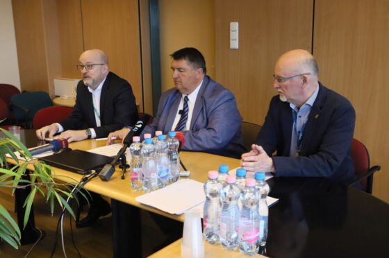 Dr. Laczkó Tamás, a Nógrád Vármegyei Szent Lázár Kórház főigazgatója; Becsó Zsolt, Kelet-Nógrád országgyűlési képviselője és Szabó Csaba, a Nógrád Vármegyei Szent Lázár Kórház főmérnöke a Jedlik Ányos Energetikai Program támogatásával megvalósuló fejlesztésekről tartott sajtótájékoztatón a salgótarjáni kórházban, 2026. március 19-én. (Fotó: Nógrád Vármegyei Szent Lázár Kórház/ Gyurkó Péter)