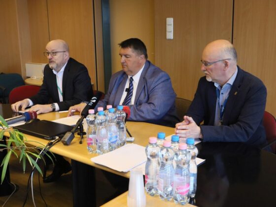 Dr. Laczkó Tamás, a Nógrád Vármegyei Szent Lázár Kórház főigazgatója; Becsó Zsolt, Kelet-Nógrád országgyűlési képviselője és Szabó Csaba, a Nógrád Vármegyei Szent Lázár Kórház főmérnöke a Jedlik Ányos Energetikai Program támogatásával megvalósuló fejlesztésekről tartott sajtótájékoztatón a salgótarjáni kórházban, 2026. március 19-én. (Fotó: Nógrád Vármegyei Szent Lázár Kórház/ Gyurkó Péter)