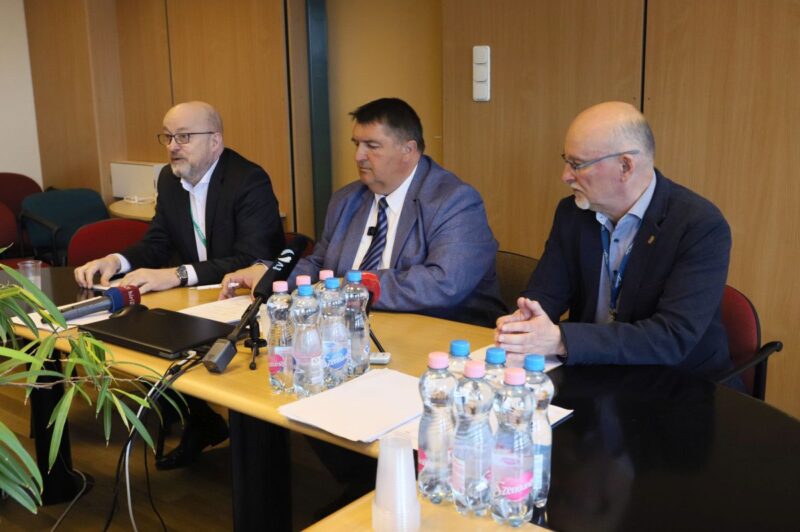 Dr. Laczkó Tamás, a Nógrád Vármegyei Szent Lázár Kórház főigazgatója; Becsó Zsolt, Kelet-Nógrád országgyűlési képviselője és Szabó Csaba, a Nógrád Vármegyei Szent Lázár Kórház főmérnöke a Jedlik Ányos Energetikai Program támogatásával megvalósuló fejlesztésekről tartott sajtótájékoztatón a salgótarjáni kórházban, 2026. március 19-én. (Fotó: Nógrád Vármegyei Szent Lázár Kórház/ Gyurkó Péter)