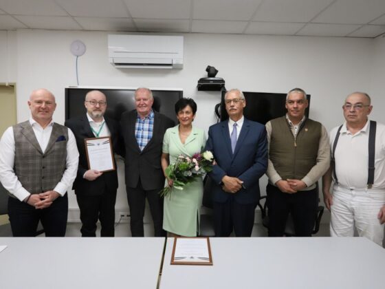 Fejes László, az Országos Jótékonysági Vadászat Közhasznú Nonprofit Kft. ügyvezetője; Dr. Laczkó Tamás, a Nógrád Vármegyei Szent Lázár Kórház főigazgatója; Kemény Dénes válogatott vízilabdázó, edző, korábbi szövetségi kapitány, illetve a Verbói család tagjai és Dr. Szabó Attila főorvos a jótékonysági vadászat adományátadó eseményén a Nógrád Vármegyei Szent Lázár Kórházban, 2026. március 19-én. (Fotó: Nógrád Vármegyei Szent Lázár Kórház/Gyurkó Péter)