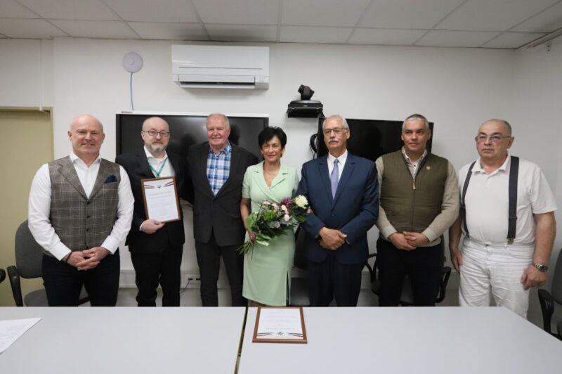 Fejes László, az Országos Jótékonysági Vadászat Közhasznú Nonprofit Kft. ügyvezetője; Dr. Laczkó Tamás, a Nógrád Vármegyei Szent Lázár Kórház főigazgatója; Kemény Dénes válogatott vízilabdázó, edző, korábbi szövetségi kapitány, illetve a Verbói család tagjai és Dr. Szabó Attila főorvos a jótékonysági vadászat adományátadó eseményén a Nógrád Vármegyei Szent Lázár Kórházban, 2026. március 19-én. (Fotó: Nógrád Vármegyei Szent Lázár Kórház/Gyurkó Péter)