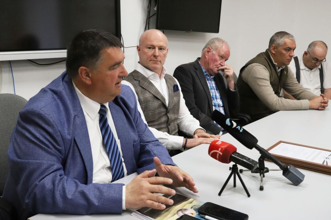 Becsó Zsolt országgyűlési képviselő is megosztotta gondolatait a jótékonysági vadászat adományátadó eseményén a Nógrád Vármegyei Szent Lázár Kórházban, 2026. március 19-én. (Fotó: Nógrád Vármegyei Szent Lázár Kórház/ Gyurkó Péter)