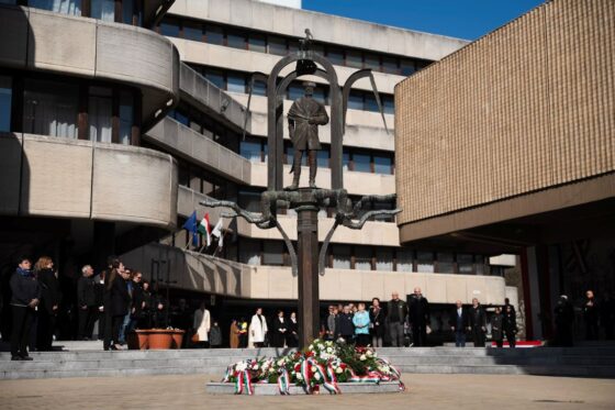 Az 1848-49-es forradalom és szabadságharc évfordulója alkalmából rendeztek városi ünnepséget Salgótarjánban, a Múzeum téren, 2026. március 15-én. (Fotó: Salgótarjáni Rendezvény-, Média- és Művelődési Központ Nonprofit Kft. | Facebook)