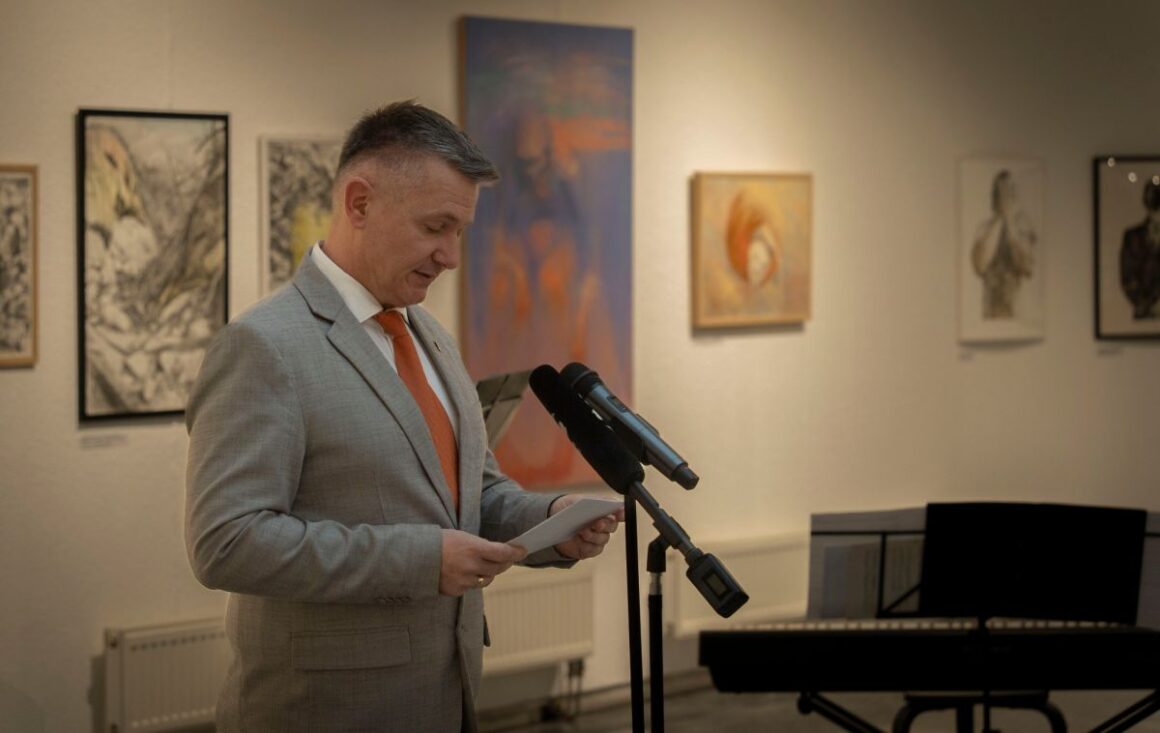 Fenyvesi Gábor, Salgótarján alpolgármestere is köszöntötte a megjelenteket a Parola 3 című kiállítás megnyitóján a Dornyay Béla Múzeumban, 2026. március 6-án. (Fotó: Dornyay Béla Múzeum/Ádám Gergő | Facebook)