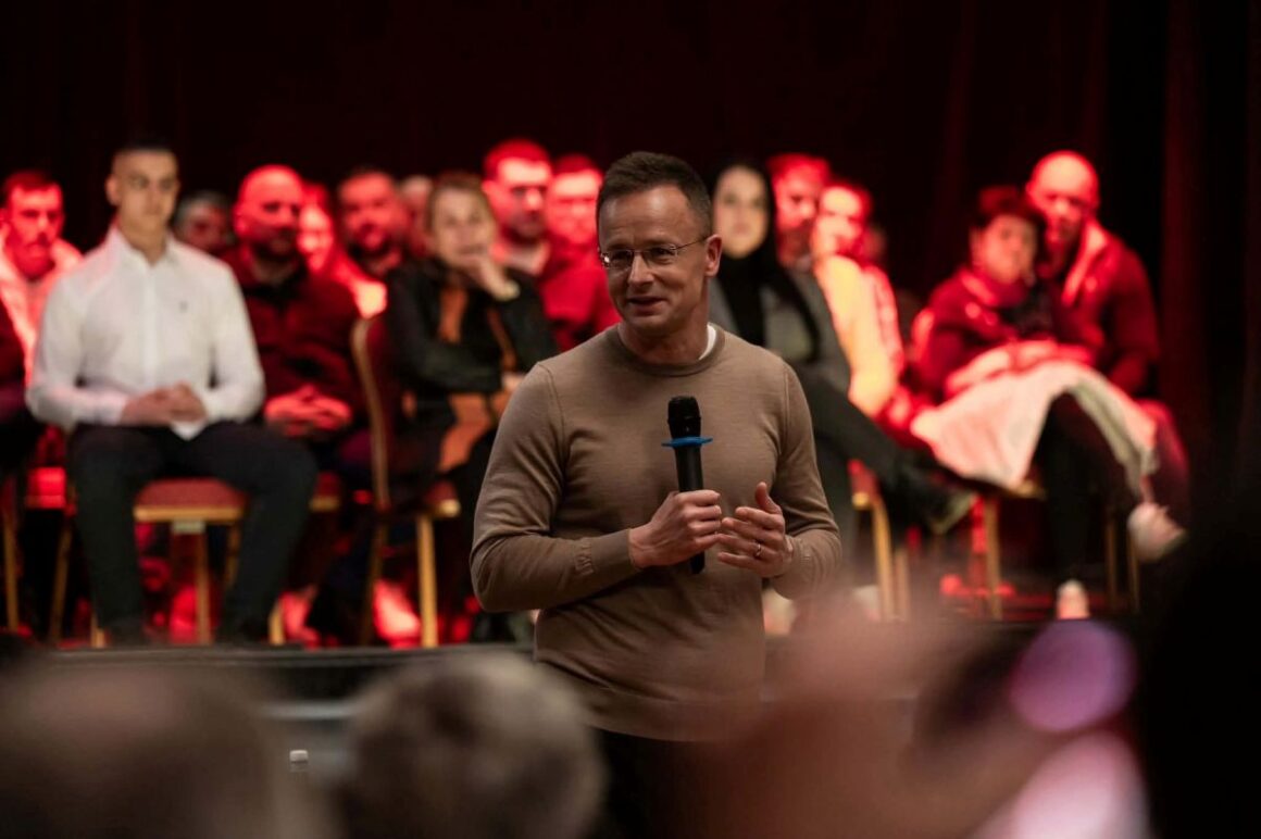 Szijjártó Péter külgazdasági és külügyminiszter a salgótarjáni Kohász Művelődési Központban tartott lakossági fórumon, 2026. március 17-én. (Fotó: Kreicsi Bálint | Facebook)