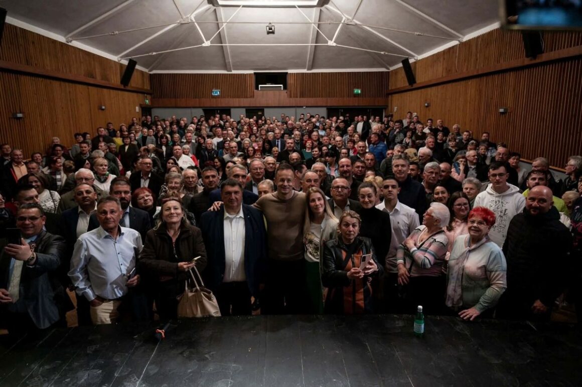 A salgótarjáni Kohász Művelődési Központban tartott lakossági fórumot Szijjártó Péter külgazdasági és külügyminiszter Becsó Zsolt országgyűlési képviselővel közösen, 2026. március 17-én. (Fotó: Kreicsi Bálint | Facebook)