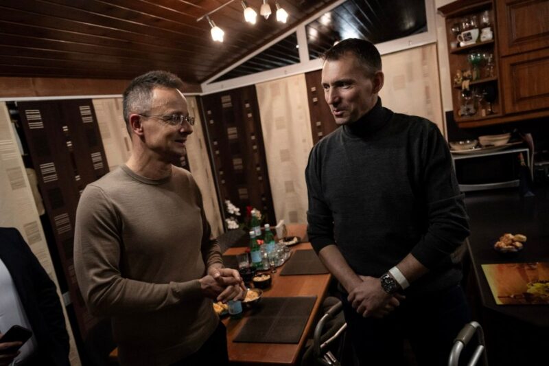 Az otthonában lábadozó Kreicsi Bálint polgármestert is meglátogatta Szijjártó Péter külgazdasági és külügyminiszter 2026. március 17-én. (Fotó: Kreicsi Bálint | Facebook)