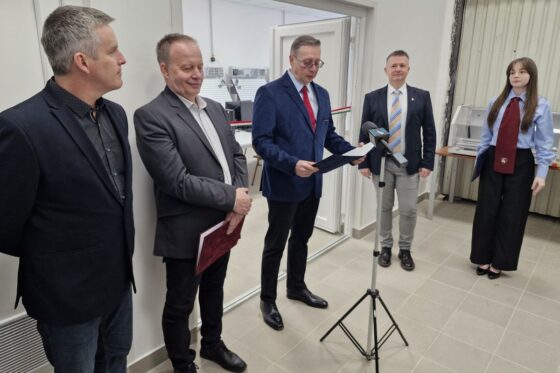 Bozó János, az NVSZC Stromfeld Aurél Technikum igazgatója köszöntőt mond az intézmény új műhelyaborjainak átadóján, 2026. március 25-én. Jobbján Gembiczki Ferenc, az NVSZC kancellárja, balján Fenyvesi Gábor, Salgótarján alpolgármestere. (Fotó: Nógrád Vármegyei Szakképzési Centrum | Facebook)