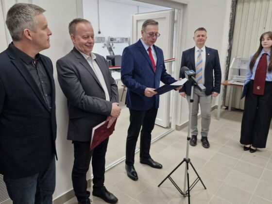 Bozó János, az NVSZC Stromfeld Aurél Technikum igazgatója köszöntőt mond az intézmény új műhelyaborjainak átadóján, 2026. március 25-én. Jobbján Gembiczki Ferenc, az NVSZC kancellárja, balján Fenyvesi Gábor, Salgótarján alpolgármestere. (Fotó: Nógrád Vármegyei Szakképzési Centrum | Facebook)