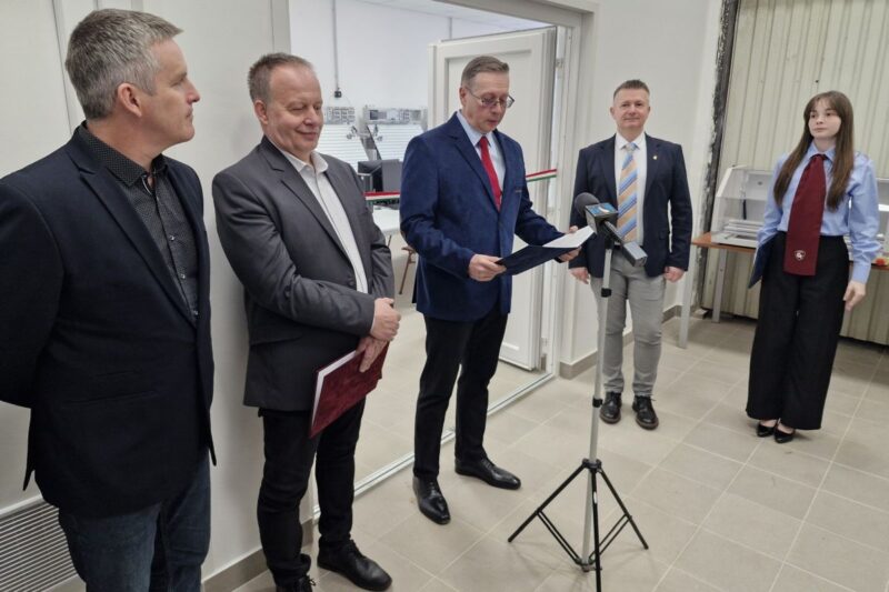 Bozó János, az NVSZC Stromfeld Aurél Technikum igazgatója köszöntőt mond az intézmény új műhelyaborjainak átadóján, 2026. március 25-én. Jobbján Gembiczki Ferenc, az NVSZC kancellárja, balján Fenyvesi Gábor, Salgótarján alpolgármestere. (Fotó: Nógrád Vármegyei Szakképzési Centrum | Facebook)