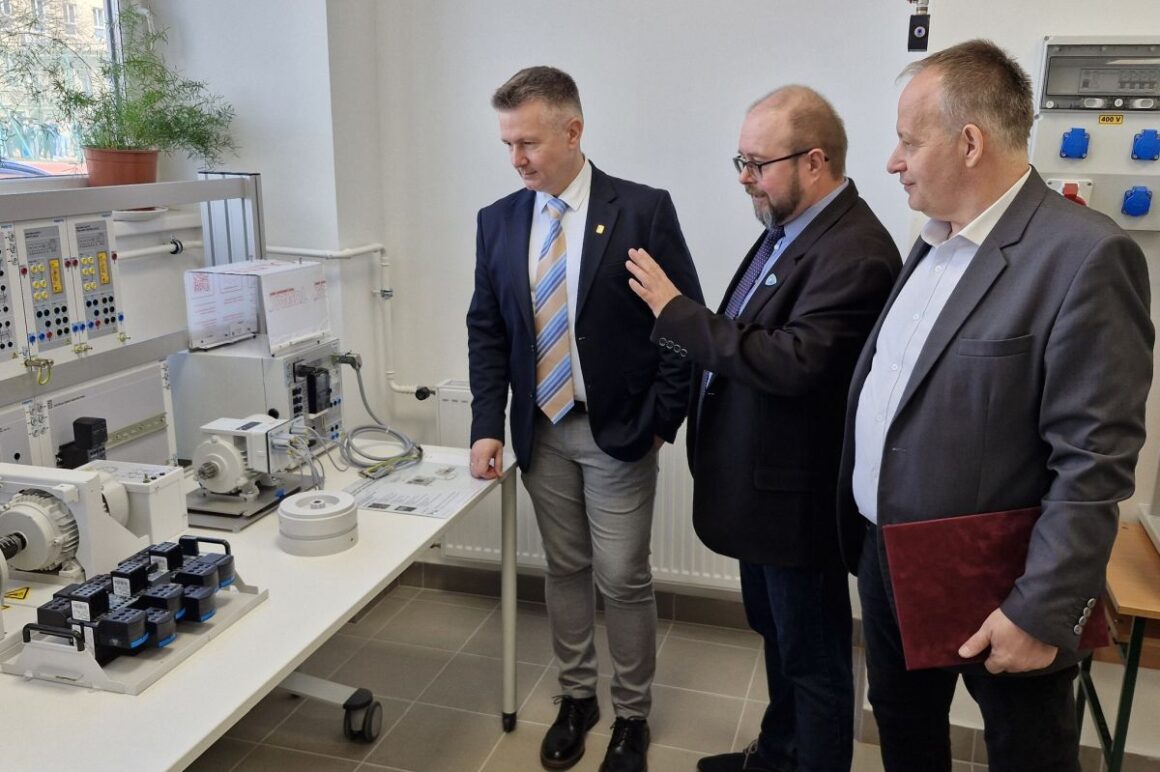 Mintegy 340 millió forintból újították fel és töltötték meg modern eszközökkel az NVSZC Stromfeld Aurél Technikum négy műhelylaborját. (Fotó: Nógrád Vármegyei Szakképzési Centrum | Facebook)