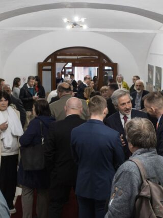 A Dornyay Béla Múzeum „A hit és a hatalom házai – Középkori templomok és várak Nógrád megyében" című kiállításának megnyitója a Besztercebányai Alkonzulátuson, 2026. április 22-én. (Fotó: Kreicsi Bálint | Facebook)