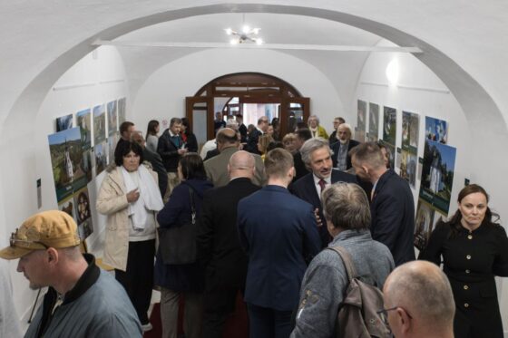 A Dornyay Béla Múzeum „A hit és a hatalom házai – Középkori templomok és várak Nógrád megyében" című kiállításának megnyitója a Besztercebányai Alkonzulátuson, 2026. április 22-én. (Fotó: Kreicsi Bálint | Facebook)