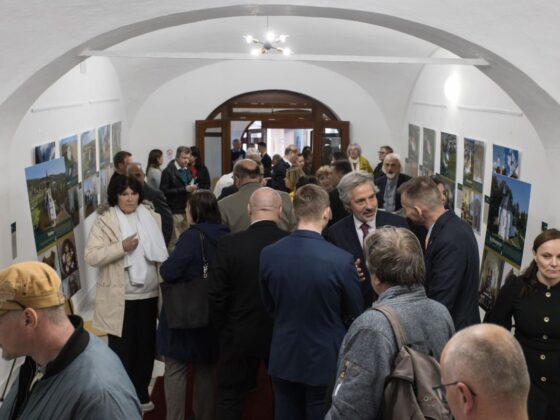 A Dornyay Béla Múzeum „A hit és a hatalom házai – Középkori templomok és várak Nógrád megyében" című kiállításának megnyitója a Besztercebányai Alkonzulátuson, 2026. április 22-én. (Fotó: Kreicsi Bálint | Facebook)