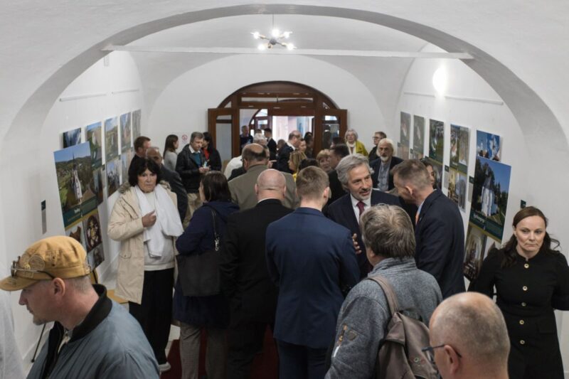 A Dornyay Béla Múzeum „A hit és a hatalom házai – Középkori templomok és várak Nógrád megyében" című kiállításának megnyitója a Besztercebányai Alkonzulátuson, 2026. április 22-én. (Fotó: Kreicsi Bálint | Facebook)