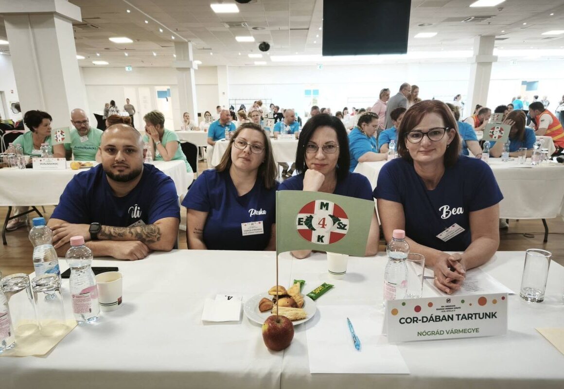 A Nógrád Vármegyei Szent Lázár Kórház „COR-dában tartunk” nevű csapata a MESZK 14. Országos Szakmai Versenyének döntőjén. (Fotó: Nógrád Vármegyei Szent Lázár Kórház | Facebook)