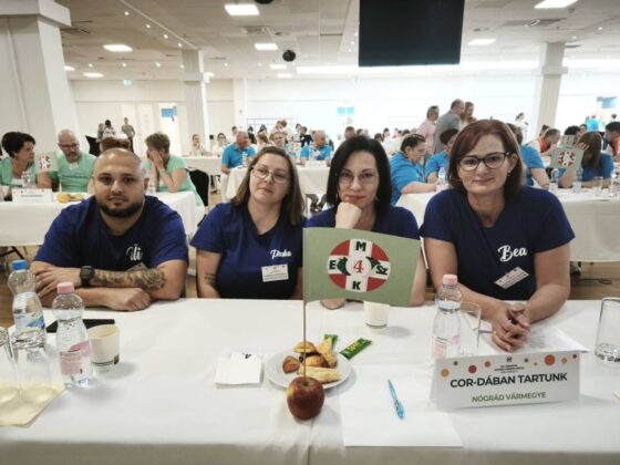 A Nógrád Vármegyei Szent Lázár Kórház „COR-dában tartunk” nevű csapata a MESZK 14. Országos Szakmai Versenyének döntőjén. (Fotó: Nógrád Vármegyei Szent Lázár Kórház | Facebook)