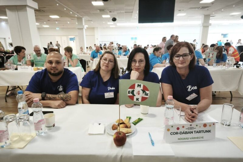 A Nógrád Vármegyei Szent Lázár Kórház „COR-dában tartunk” nevű csapata a MESZK 14. Országos Szakmai Versenyének döntőjén. (Fotó: Nógrád Vármegyei Szent Lázár Kórház | Facebook)