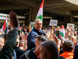 A Múzeum téren mondott beszédet salgótarjáni látogatása alkalmával Orbán Viktor miniszterelnök az országgyűlési választás előtti napon, 2026. április 11-én. (Fotó: Lázár János | Facebook)