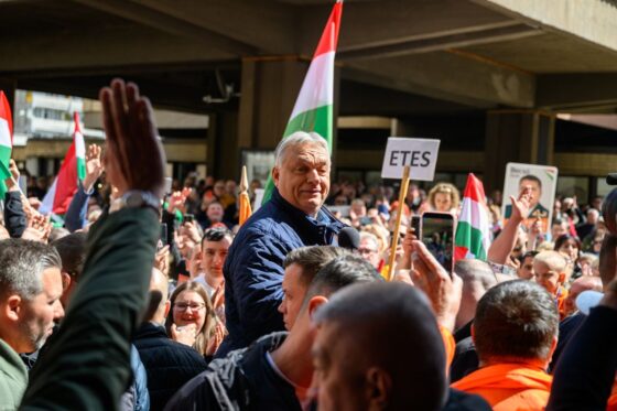 A Múzeum téren mondott beszédet salgótarjáni látogatása alkalmával Orbán Viktor miniszterelnök az országgyűlési választás előtti napon, 2026. április 11-én. (Fotó: Lázár János | Facebook)