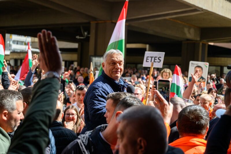 A Múzeum téren mondott beszédet salgótarjáni látogatása alkalmával Orbán Viktor miniszterelnök az országgyűlési választás előtti napon, 2026. április 11-én. (Fotó: Lázár János | Facebook)