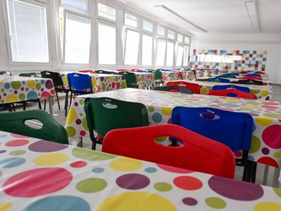 Megújult környezetben ebédelhetnek a diákok a SÁI Arany János Tagiskolájában. (Fotó: Kreicsi Bálint | Facebook)