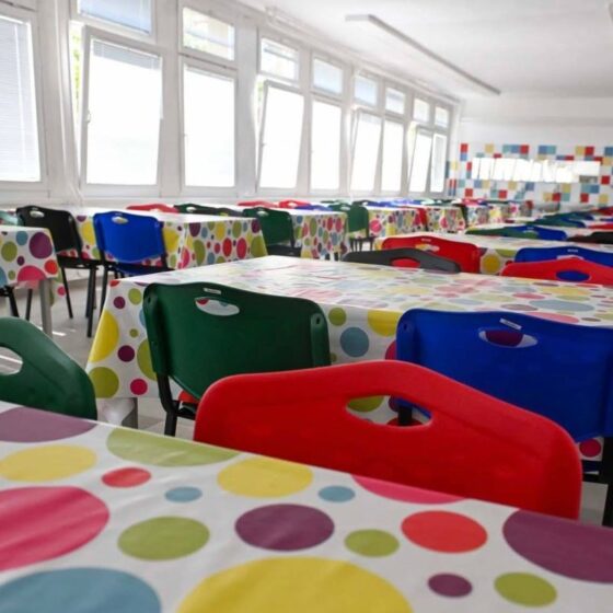 Megújult környezetben ebédelhetnek a diákok a SÁI Arany János Tagiskolájában. (Fotó: Kreicsi Bálint | Facebook)