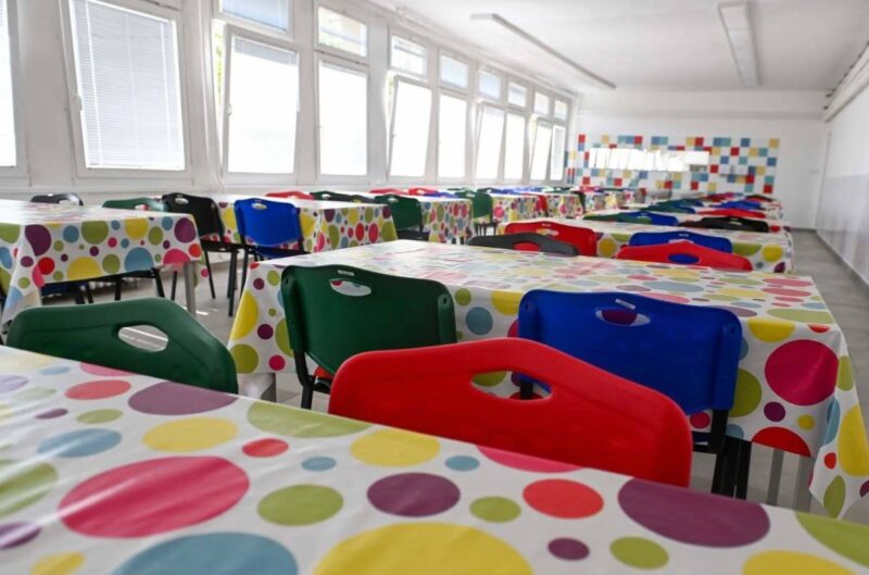 Megújult környezetben ebédelhetnek a diákok a SÁI Arany János Tagiskolájában. (Fotó: Kreicsi Bálint | Facebook)