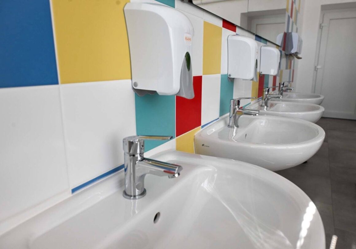 Megújult környezetben ebédelhetnek a diákok a SÁI Arany János Tagiskolájában. (Fotó: Kreicsi Bálint | Facebook)