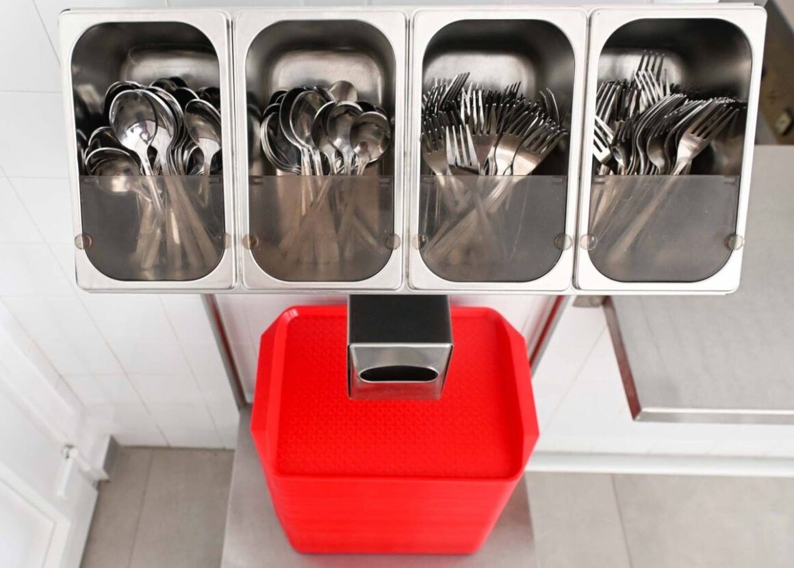 Megújult környezetben ebédelhetnek a diákok a SÁI Arany János Tagiskolájában. (Fotó: Kreicsi Bálint | Facebook)